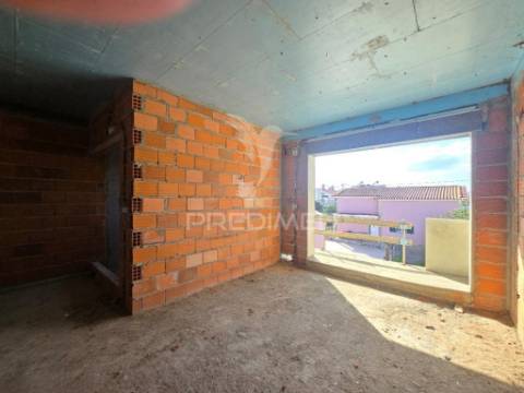 Moradia gem. t4, c/3 suites e piscina, em fernão ferro