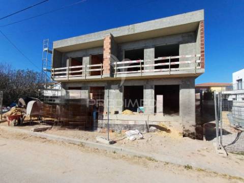 Moradia t4 geminada no centro de fernão ferro