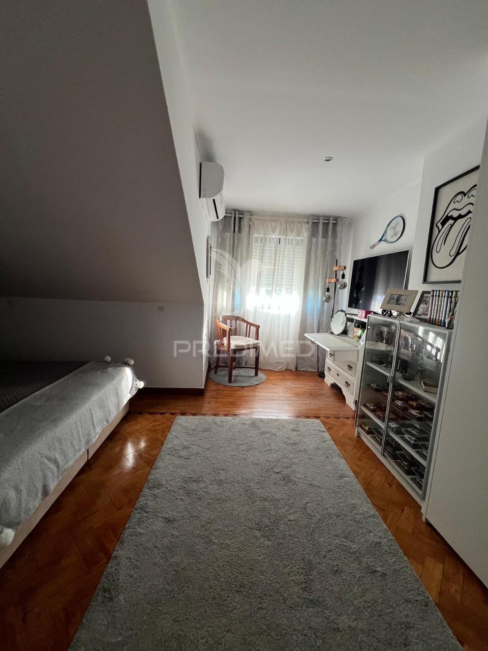 Moradia v4 junto à praia na costa da caparica