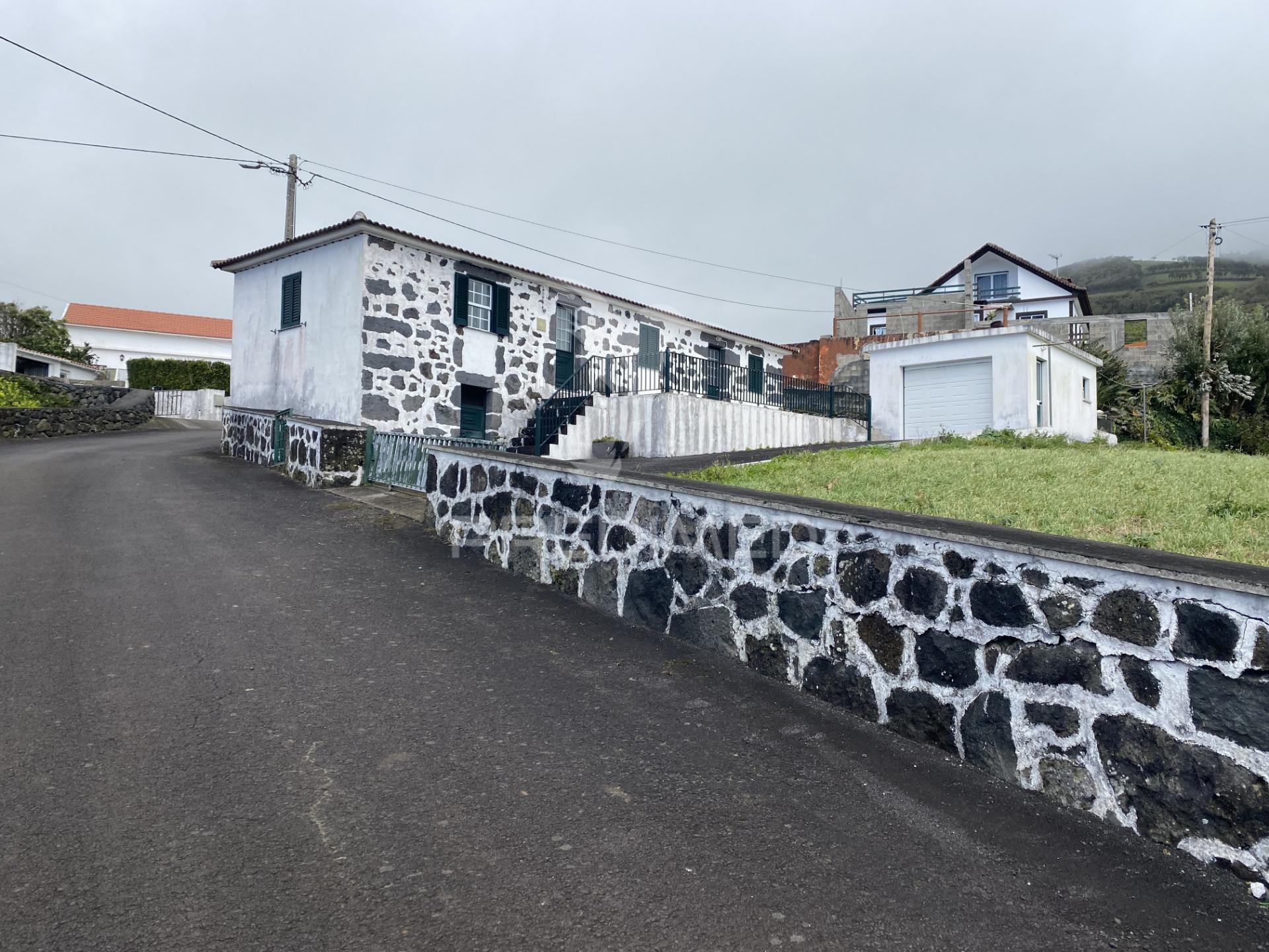 Moradia t2 com terreno na freguesia dos rosais