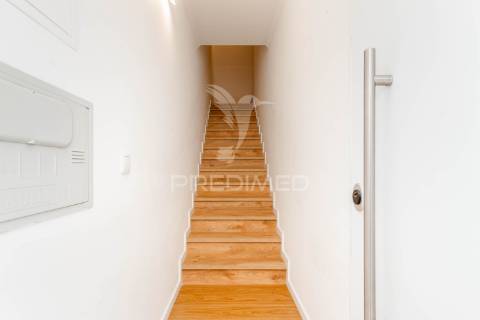 Moradia t4 com sótão e garagem | mina de água – amadora