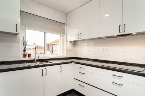 Moradia t4 com sótão e garagem | mina de água – amadora