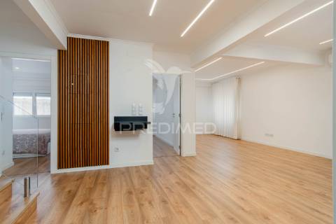 Moradia t4 com sótão e garagem | mina de água – amadora