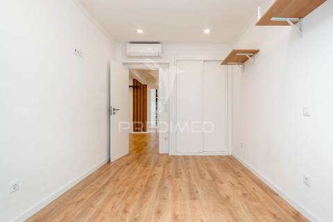 Moradia t4 com sótão e garagem | mina de água – amadora