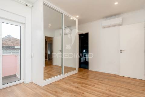 Moradia t4 com sótão e garagem | mina de água – amadora