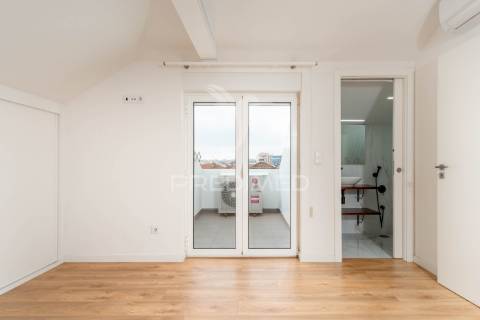 Moradia t4 com sótão e garagem | mina de água – amadora