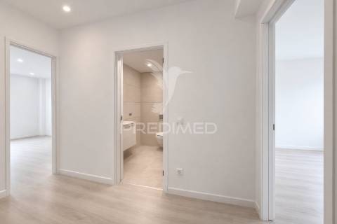 Apartamento t2 totalmente remodelado no carregado