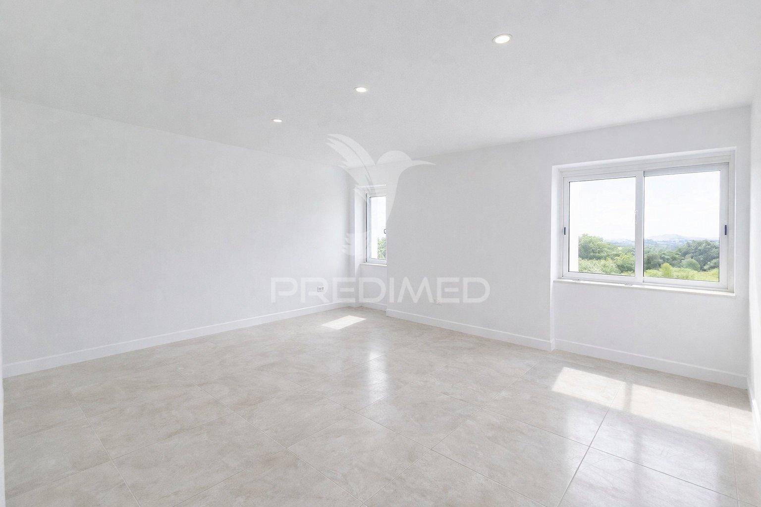 Apartamento t2 totalmente remodelado no carregado