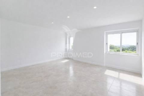 Apartamento t2 totalmente remodelado no carregado