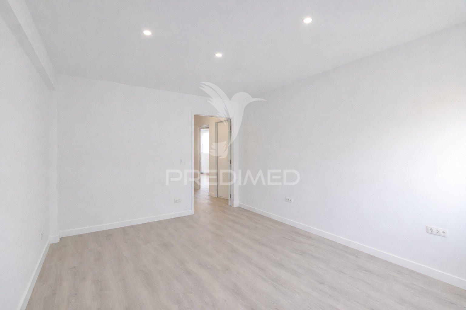 Apartamento t2 totalmente remodelado no carregado