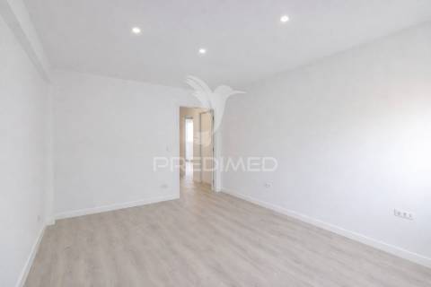 Apartamento t2 totalmente remodelado no carregado