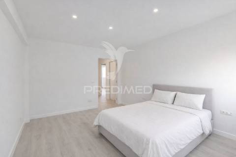 Apartamento t2 totalmente remodelado no carregado