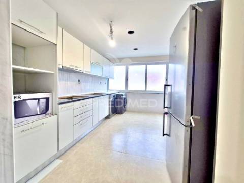 Apartamento t2 totalmente remodelado no carregado