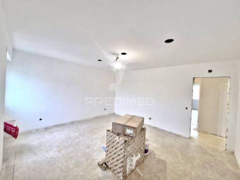 Apartamento t2 totalmente remodelado no carregado