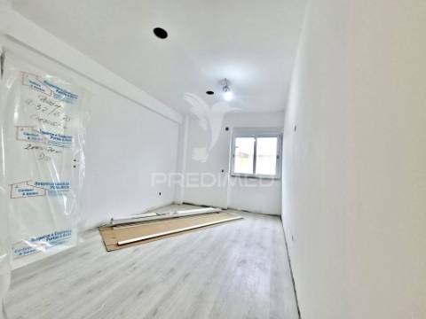 Apartamento t2 totalmente remodelado no carregado