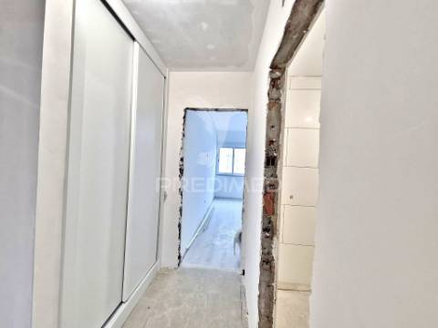 Apartamento t2 totalmente remodelado no carregado