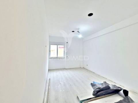 Apartamento t2 totalmente remodelado no carregado