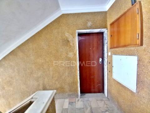 Apartamento t2 totalmente remodelado no carregado