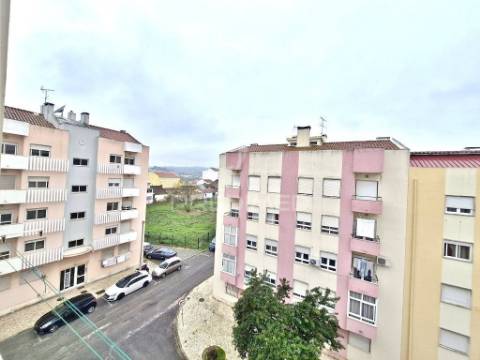 Apartamento t2 totalmente remodelado no carregado