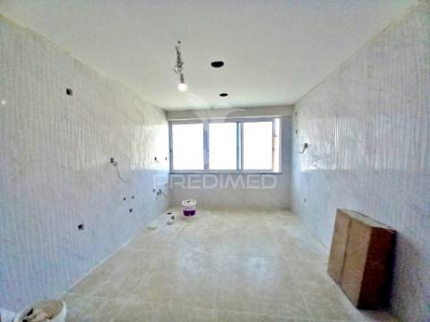 Apartamento t2 totalmente remodelado no carregado