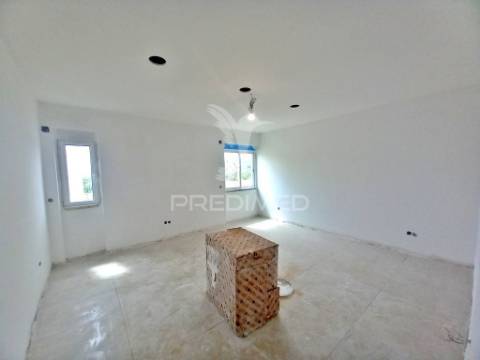 Apartamento t2 totalmente remodelado no carregado