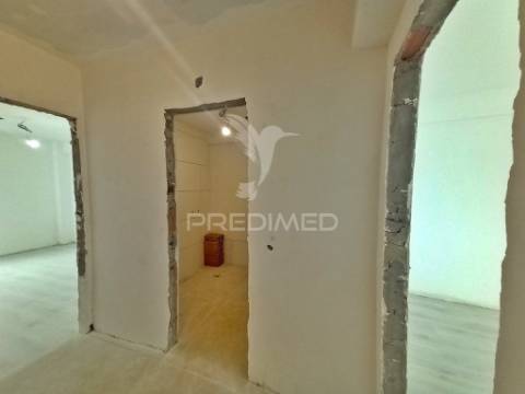 Apartamento t2 totalmente remodelado no carregado