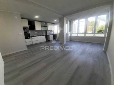 Apartamento totalmente recuperado com marquise e arrecadação,oeiras.