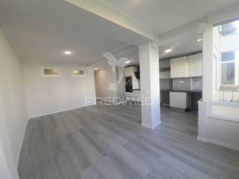 Apartamento totalmente recuperado com marquise e arrecadação,oeiras.