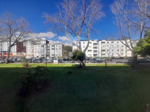 Apartamento totalmente recuperado com marquise e arrecadação,oeiras.