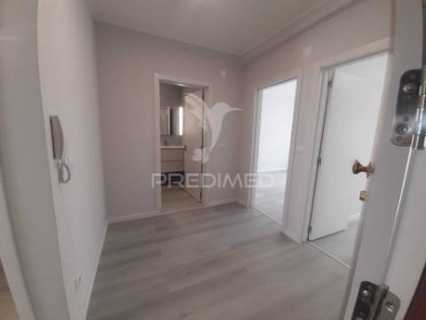 Apartamento totalmente recuperado com marquise e arrecadação,oeiras.