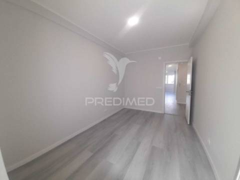 Apartamento totalmente recuperado com marquise e arrecadação,oeiras.