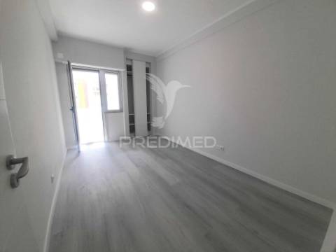 Apartamento totalmente recuperado com marquise e arrecadação,oeiras.