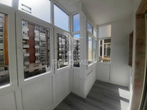 Apartamento totalmente recuperado com marquise e arrecadação,oeiras.