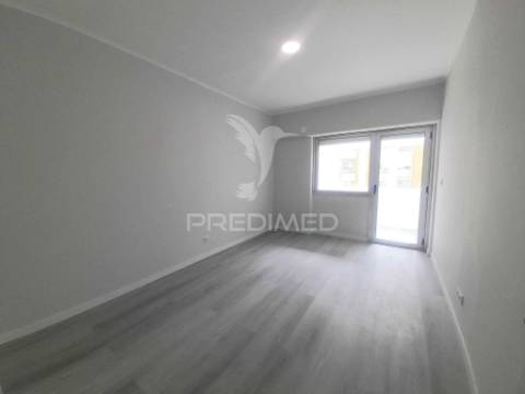 Apartamento totalmente recuperado com marquise e arrecadação,oeiras.