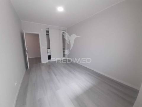 Apartamento totalmente recuperado com marquise e arrecadação,oeiras.