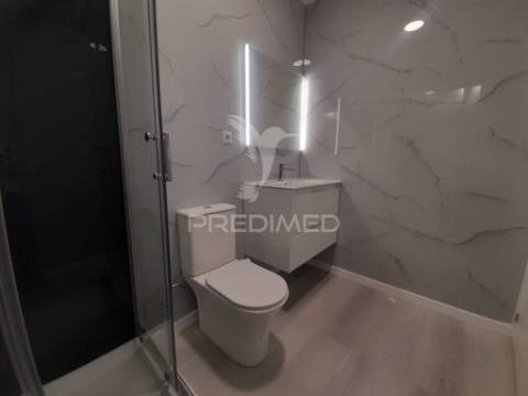 Apartamento totalmente recuperado com marquise e arrecadação,oeiras.