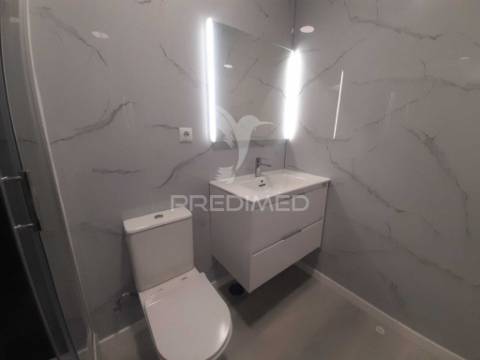 Apartamento totalmente recuperado com marquise e arrecadação,oeiras.