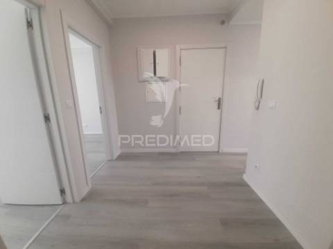 Apartamento totalmente recuperado com marquise e arrecadação,oeiras.