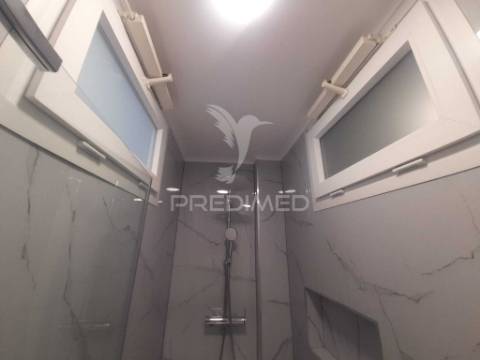 Apartamento totalmente recuperado com marquise e arrecadação,oeiras.