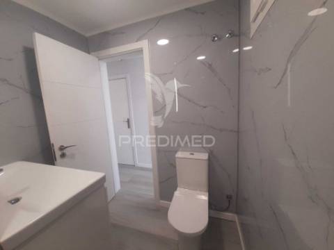 Apartamento totalmente recuperado com marquise e arrecadação,oeiras.