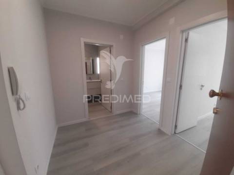 Apartamento totalmente recuperado com marquise e arrecadação,oeiras.