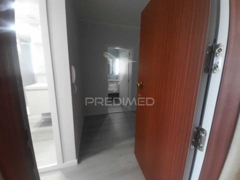 Apartamento totalmente recuperado com marquise e arrecadação,oeiras.