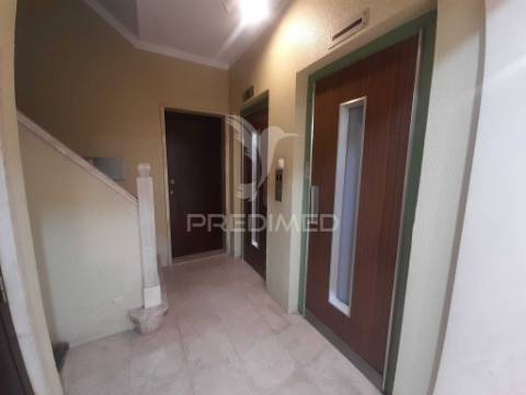 Apartamento totalmente recuperado com marquise e arrecadação,oeiras.