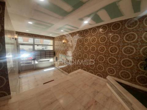 Apartamento totalmente recuperado com marquise e arrecadação,oeiras.