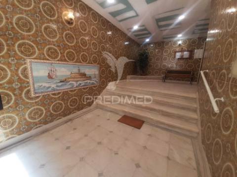 Apartamento totalmente recuperado com marquise e arrecadação,oeiras.