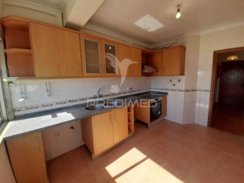 Apartamento t2 com varanda,queluz