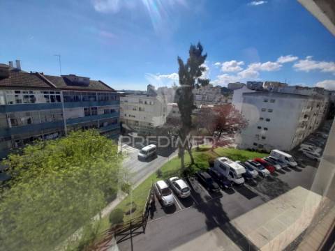 Apartamento t2 com varanda,queluz