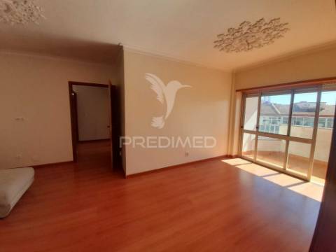 Apartamento t2 com varanda,queluz