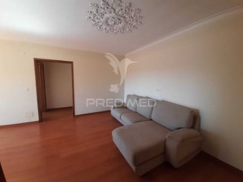 Apartamento t2 com varanda,queluz