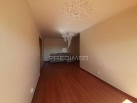 Apartamento t2 com varanda,queluz